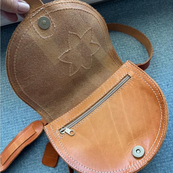 Elegant Tan Leather Crossbody Bag with Floral Accent NWT - Picture 3 of 4